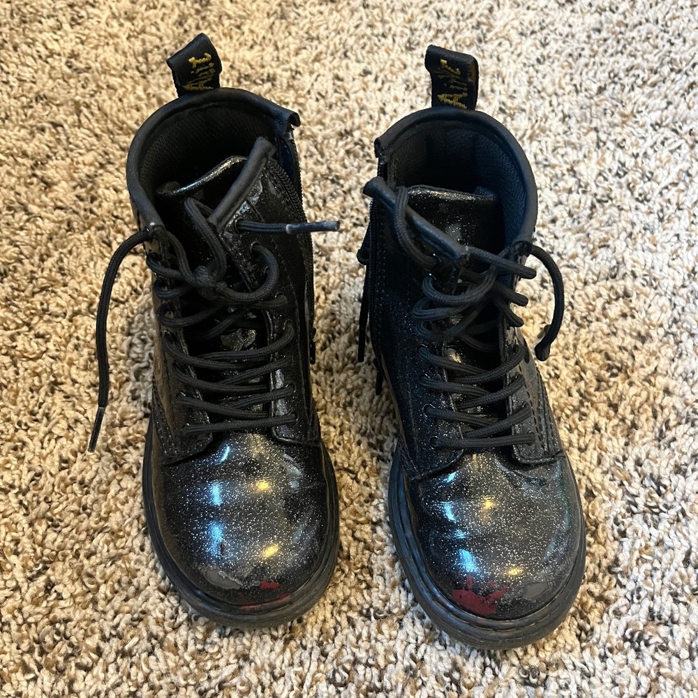 Dr. Martens Air Wait